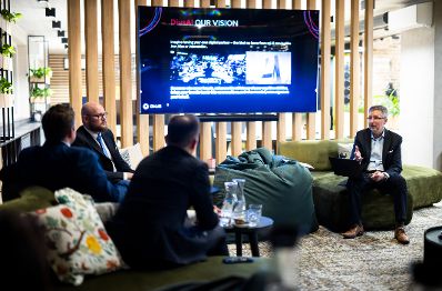 Am 29. J&auml;nner 2026 reiste Staatssekret&auml;r Alexander Pr&ouml;ll (l.) nach Bratislava. Im Bild beim Besuch des Softwareentwicklers DIUS AI.