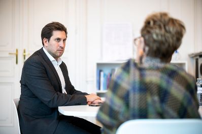 Am 5. Februar 2026 empfing Staatssekret&auml;r Alexander Pr&ouml;ll (l.), Ingrid Korosec (r.) die Pr&auml;sidentin und Bundesvorsitzende des &Ouml;sterreichischen Seniorenbundes, zu einem Arbeitsgespr&auml;ch im Bundeskanzleramt.