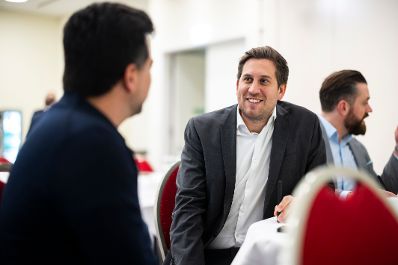 Am 5. Februar 2026 nahm Staatssekret&auml;r Alexander Pr&ouml;ll (m.) an &bdquo;Meet the Cab&ldquo; teil.