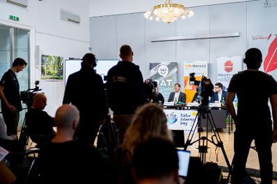 Am 9. Februar 2026 gab Staatssekret&auml;r Alexander Pr&ouml;ll eine Pressekonferenz zum Safer Internet Day.