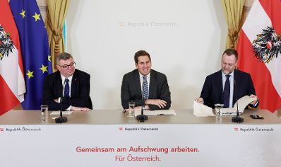 Am 11. Februar 2026 nahmen (v.l.n.r.) Staatssekret&auml;r J&ouml;rg Leichtfried, Staatssekret&auml;r Alexander Pr&ouml;ll und Staatssekret&auml;r Josef Schellhorn am Pressefoyer nach dem Ministerrat teil.