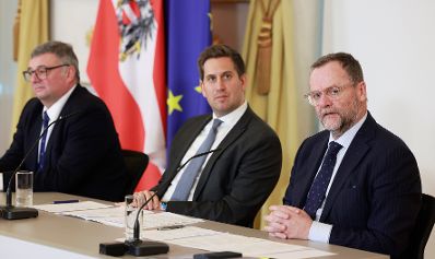 Am 11. Februar 2026 nahmen (v.l.n.r.) Staatssekret&auml;r J&ouml;rg Leichtfried, Staatssekret&auml;r Alexander Pr&ouml;ll und Staatssekret&auml;r Josef Schellhorn am Pressefoyer nach dem Ministerrat teil.