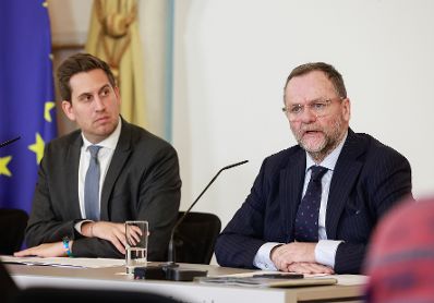 Am 11. Februar 2026 nahmen Staatssekret&auml;r J&ouml;rg Leichtfried, Staatssekret&auml;r Alexander Pr&ouml;ll (l.) und Staatssekret&auml;r Josef Schellhorn (r.) am Pressefoyer nach dem Ministerrat teil.