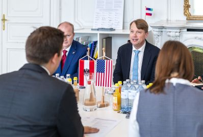 Am 12. Februar 2026 empfing Staatssekret&auml;r Alexander Pr&ouml;ll (l.) den Botschafter der Vereinigten Staaten von Amerika Arthur Graham Fisher (2.v.r.) zu einem Arbeitsgespr&auml;ch im Bundeskanzleramt.