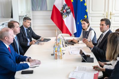 Am 12. Februar 2026 empfing Staatssekret&auml;r Alexander Pr&ouml;ll (2.v.r.) den Botschafter der Vereinigten Staaten von Amerika Arthur Graham Fisher (2.v.l.) zu einem Arbeitsgespr&auml;ch im Bundeskanzleramt.