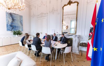 Am 12. Februar 2026 empfing Staatssekret&auml;r Alexander Pr&ouml;ll (3.v.l.) den Botschafter der Vereinigten Staaten von Amerika Arthur Graham Fisher (2.v.r.) zu einem Arbeitsgespr&auml;ch im Bundeskanzleramt.