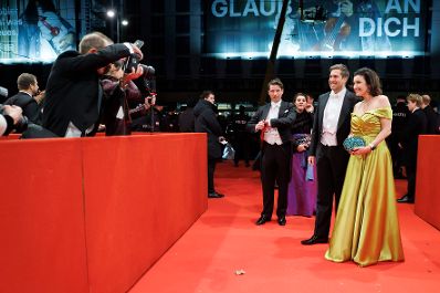 Am 12. Februar 2026 besuchte Staatssekret&auml;r Alexander Pr&ouml;ll (2.v.r.) den 68. Wiener Opernball. Im Bild mit Dorothee B&auml;r (r.) deutsche Bundesministerin f&uuml;r Forschung, Technologie und Raumfahrt.