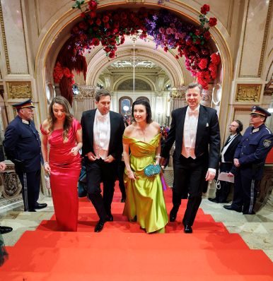 Am 12. Februar 2026 besuchte Staatssekret&auml;r Alexander Pr&ouml;ll (2.v.l.) den 68. Wiener Opernball. Im Bild gemeinsam mit Dorothee B&auml;r (2.v.r.) deutsche Bundesministerin f&uuml;r Forschung, Technologie und Raumfahrt und ihrem Ehemann Oliver B&auml;r (r.).