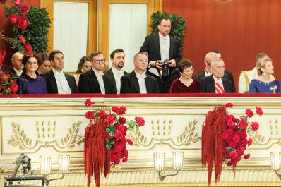 Am 12. Februar 2026 besuchte Staatssekret&auml;r Alexander Pr&ouml;ll (2.v.l.) den 68. Wiener Opernball. Im Bild gemeinsam mit Bundespr&auml;sident Alexander Van der Bellen (2.v.r.), Vizekanzler Andreas Babler (m.), Bundesministerin Beate Meinl-Reisinger (r.) und Staatssekret&auml;rin Elisabeth Zehetner (l.).