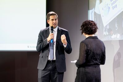 Am 12. Februar 2026 nahm Staatssekret&auml;r Alexander Pr&ouml;ll (l.) an der Er&ouml;ffnung der Safer Internet Fachtagung 2026 unter dem Motto &bdquo;Aufwachsen in der digitalen Welt&ldquo;, bei der A1 Telekom Austria AG in Wien teil.