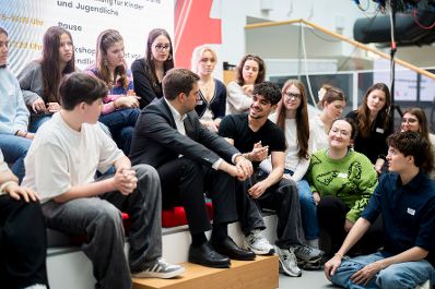 Am 12. Februar 2026 nahm Staatssekret&auml;r Alexander Pr&ouml;ll (m.) an der Er&ouml;ffnung der Safer Internet Fachtagung 2026 unter dem Motto &bdquo;Aufwachsen in der digitalen Welt&ldquo;, bei der A1 Telekom Austria AG in Wien teil.