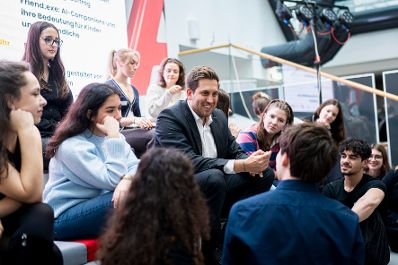 Am 12. Februar 2026 nahm Staatssekret&auml;r Alexander Pr&ouml;ll (m.) an der Er&ouml;ffnung der Safer Internet Fachtagung 2026 unter dem Motto &bdquo;Aufwachsen in der digitalen Welt&ldquo;, bei der A1 Telekom Austria AG in Wien teil.