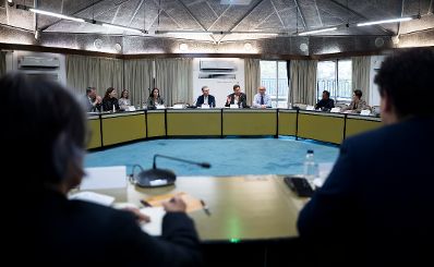 Am 18. Februar 2026 reiste Staatssekret&auml;r Alexander Pr&ouml;ll zu einem mehrt&auml;gigen Arbeitsbesuch nach Indien. Im Bild beim Roundtable mit Speaking-Slot &bdquo;quot;Steering DPI &amp; AI Innovation towards Public Value Maximisation: The Role of Governments in Safeguarding Data Agency&ldquo;.