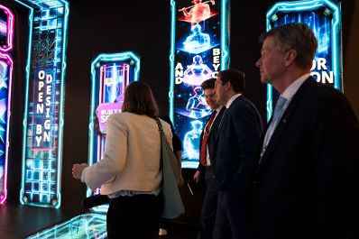 Am 19. Februar 2026 setzte Staatssekret&auml;r Alexander Pr&ouml;ll seinen mehrt&auml;gigen Arbeitsbesuch in Indien fort. Im Bild beim Rundgang auf der Expo.