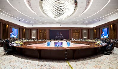 Am 19. Februar 2026 setzte Staatssekret&auml;r Alexander Pr&ouml;ll seinen mehrt&auml;gigen Arbeitsbesuch in Indien fort. Im Bild beim der Plenarsitzung der Staats- und Regierungschefs und der Minister.