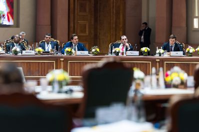 Am 19. Februar 2026 setzte Staatssekret&auml;r Alexander Pr&ouml;ll seinen mehrt&auml;gigen Arbeitsbesuch in Indien fort. Im Bild beim der Plenarsitzung der Staats- und Regierungschefs und der Minister.