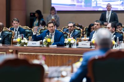 Am 19. Februar 2026 setzte Staatssekret&auml;r Alexander Pr&ouml;ll seinen mehrt&auml;gigen Arbeitsbesuch in Indien fort. Im Bild beim der Plenarsitzung der Staats- und Regierungschefs und der Minister.