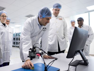 Am 20. Februar 2026 setzte Staatssekret&auml;r Alexander Pr&ouml;ll seinen mehrt&auml;gigen Arbeitsbesuch in Indien fort. Im Bild beim Besuch der Firma ANANTH Tech Space Technology.