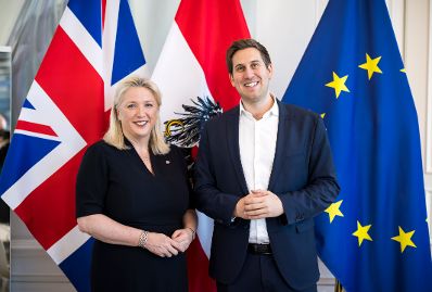 Am 27. Februar 2026 empfing Staatssekret&auml;r Alexander Pr&ouml;ll (r.) die Botschafterin von Gro&szlig;britannien Lindsay Skoll (l.) zu einem Arbeitsgespr&auml;ch im Bundeskanzleramt.