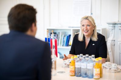 Am 27. Februar 2026 empfing Staatssekret&auml;r Alexander Pr&ouml;ll (l.) die Botschafterin von Gro&szlig;britannien Lindsay Skoll (r.) zu einem Arbeitsgespr&auml;ch im Bundeskanzleramt.