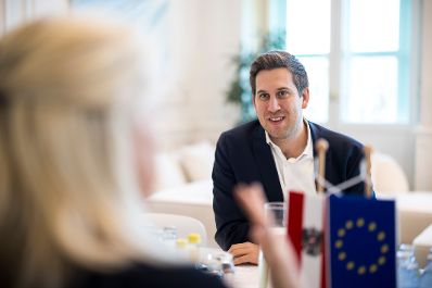 Am 27. Februar 2026 empfing Staatssekret&auml;r Alexander Pr&ouml;ll (r.) die Botschafterin von Gro&szlig;britannien Lindsay Skoll (l.) zu einem Arbeitsgespr&auml;ch im Bundeskanzleramt.