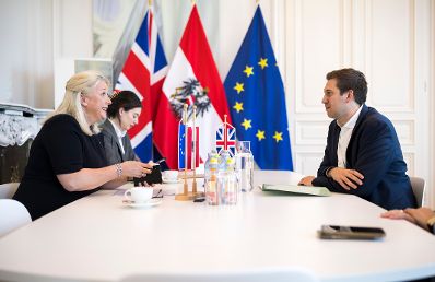 Am 27. Februar 2026 empfing Staatssekret&auml;r Alexander Pr&ouml;ll (r.) die Botschafterin von Gro&szlig;britannien Lindsay Skoll (l.) zu einem Arbeitsgespr&auml;ch im Bundeskanzleramt.