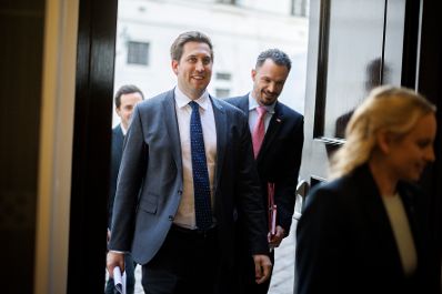 Am 4. M&auml;rz 2026 gab Staatssekret&auml;r Alexander Pr&ouml;ll (2.v.l) gemeinsam mit Bundesministerin Michaela Schmidt (r.) und Regierungskoordinator Armin H&uuml;bner (m.) ein Pressegespr&auml;ch zur &bdquo;Bilanz nach einem Jahr Regierungskoordination&ldquo; im Bundeskanzleramt.
