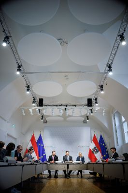 Am 4. M&auml;rz 2026 gab Staatssekret&auml;r Alexander Pr&ouml;ll (m.) gemeinsam mit Bundesministerin Michaela Schmidt (m.r.) und Regierungskoordinator Armin H&uuml;bner (m.l.) ein Pressegespr&auml;ch zur &bdquo;Bilanz nach einem Jahr Regierungskoordination&ldquo; im Bundeskanzleramt.