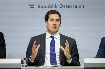 Am 4. M&auml;rz 2026 gab Staatssekret&auml;r Alexander Pr&ouml;ll (im Bild) gemeinsam mit Bundesministerin Michaela Schmidt und Regierungskoordinator Armin H&uuml;bner ein Pressegespr&auml;ch zur &bdquo;Bilanz nach einem Jahr Regierungskoordination&ldquo; im Bundeskanzleramt.
