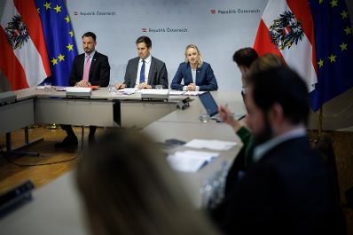 Am 4. M&auml;rz 2026 gab Staatssekret&auml;r Alexander Pr&ouml;ll (2.v.l) gemeinsam mit Bundesministerin Michaela Schmidt (3.v.l.) und Regierungskoordinator Armin H&uuml;bner (l.) ein Pressegespr&auml;ch zur &bdquo;Bilanz nach einem Jahr Regierungskoordination&ldquo; im Bundeskanzleramt.