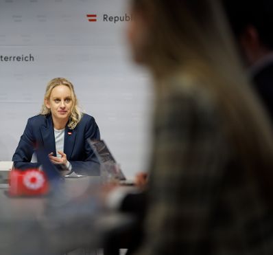 Am 4. M&auml;rz 2026 gab Staatssekret&auml;r Alexander Pr&ouml;ll gemeinsam mit Bundesministerin Michaela Schmidt (im Bild) und Regierungskoordinator Armin H&uuml;bner ein Pressegespr&auml;ch zur &bdquo;Bilanz nach einem Jahr Regierungskoordination&ldquo; im Bundeskanzleramt.