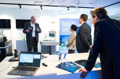 Am 5. M&auml;rz 2026 besuchte Staatssekret&auml;r Alexander Pr&ouml;ll (2.v.r.) gemeinsam mit Staatssekret&auml;rin Elisabeth Zehetner (3.v.r.), die TTTech Group in Wien.