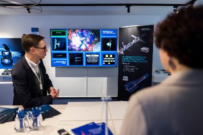 Am 5. M&auml;rz 2026 besuchte Staatssekret&auml;r Alexander Pr&ouml;ll gemeinsam mit Staatssekret&auml;rin Elisabeth Zehetner (r.), die TTTech Group in Wien.