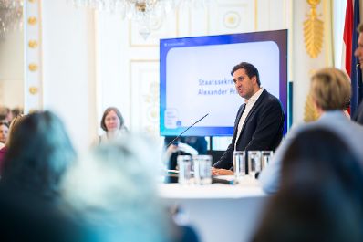Am 5. M&auml;rz 2026 fand anl&auml;sslich des Weltfrauentags eine Veranstaltung im Bundeskanzleramt statt. Im Bild Staatssekret&auml;r Alexander Pr&ouml;ll (m.r.).