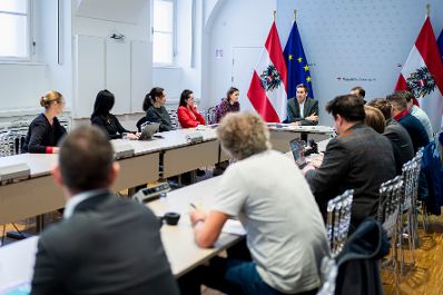 Am 10. M&auml;rz 2026 gab Staatssekret&auml;r Alexander Pr&ouml;ll (m.r.) ein Hintergrundgespr&auml;ch zum Thema K&uuml;nstliche Intelligenz in der Verwaltung.