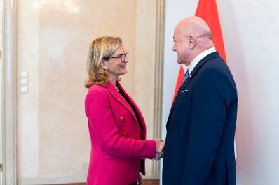 Am 11. M&auml;rz 2026 empfing Staatssekret&auml;r Alexander Pr&ouml;ll ITU Generalsekret&auml;rin Doreen Bogdan-Martin (l.) zu einem Arbeitsgespr&auml;ch im Bundeskanzleramt. Im Bild mit Bundeskanzler Christian Stocker (r.).