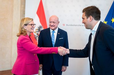 Am 11. M&auml;rz 2026 empfing Staatssekret&auml;r Alexander Pr&ouml;ll (r.) ITU Generalsekret&auml;rin Doreen Bogdan-Martin (l.) zu einem Arbeitsgespr&auml;ch im Bundeskanzleramt. Im Bild mit Bundeskanzler Christian Stocker (m.).