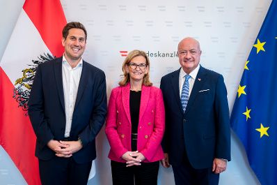 Am 11. M&auml;rz 2026 empfing Staatssekret&auml;r Alexander Pr&ouml;ll (l.) ITU Generalsekret&auml;rin Doreen Bogdan-Martin (m.) zu einem Arbeitsgespr&auml;ch im Bundeskanzleramt. Im Bild mit Bundeskanzler Christian Stocker (r.).