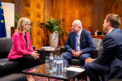 Am 11. M&auml;rz 2026 empfing Staatssekret&auml;r Alexander Pr&ouml;ll (r.) ITU Generalsekret&auml;rin Doreen Bogdan-Martin (l.) zu einem Arbeitsgespr&auml;ch im Bundeskanzleramt. Im Bild mit Bundeskanzler Christian Stocker (m.).