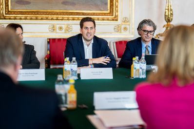 Am 11. M&auml;rz 2026 empfing Staatssekret&auml;r Alexander Pr&ouml;ll (m.) ITU Generalsekret&auml;rin Doreen Bogdan-Martin (r.) zu einem Arbeitsgespr&auml;ch im Bundeskanzleramt.