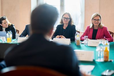 Am 11. M&auml;rz 2026 empfing Staatssekret&auml;r Alexander Pr&ouml;ll ITU Generalsekret&auml;rin Doreen Bogdan-Martin (r.) zu einem Arbeitsgespr&auml;ch im Bundeskanzleramt.