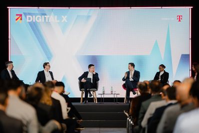 Am 11. M&auml;rz 2026 nahm Staatssekret&auml;r Alexander Pr&ouml;ll (3.v.r.) im Rahmen der Digital X Wien 2026 Messe an einer Podiumsdiskussion teil.