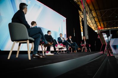 Am 11. M&auml;rz 2026 nahm Staatssekret&auml;r Alexander Pr&ouml;ll (3.v.r.) im Rahmen der Digital X Wien 2026 Messe an einer Podiumsdiskussion teil.