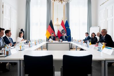 Am 12. M&auml;rz 2026 empfing Staatssekret&auml;r Alexander Pr&ouml;ll (r.) Ingo Behnel (l.), den Staatssekret&auml;r im Bundesministerium f&uuml;r Bildung, Familie, Senioren, Frauen und Jugend der Bundesrepublik Deutschland, im Bundeskanzleramt zu einem Arbeitsgespr&auml;ch.