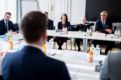 Am 12. M&auml;rz 2026 empfing Staatssekret&auml;r Alexander Pr&ouml;ll (2.v.l.) Ingo Behnel (r.), den Staatssekret&auml;r im Bundesministerium f&uuml;r Bildung, Familie, Senioren, Frauen und Jugend der Bundesrepublik Deutschland, im Bundeskanzleramt zu einem Arbeitsgespr&auml;ch.