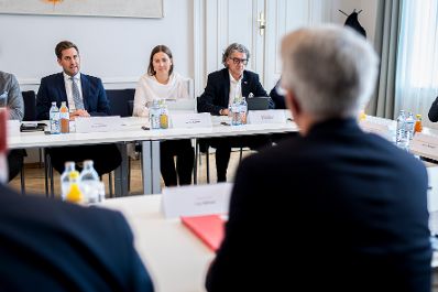Am 12. M&auml;rz 2026 empfing Staatssekret&auml;r Alexander Pr&ouml;ll (l.) Ingo Behnel (r.), den Staatssekret&auml;r im Bundesministerium f&uuml;r Bildung, Familie, Senioren, Frauen und Jugend der Bundesrepublik Deutschland, im Bundeskanzleramt zu einem Arbeitsgespr&auml;ch.
