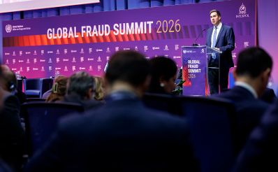 Am 16. M&auml;rz 2026 nahm Staatssekret&auml;r Alexander Pr&ouml;ll (r.) am Global Fraud Summit 2026 im Vienna International Center teil. Im Bild bei einer Rede.