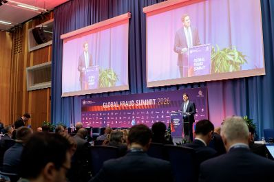 Am 16. M&auml;rz 2026 nahm Staatssekret&auml;r Alexander Pr&ouml;ll am Global Fraud Summit 2026 im Vienna International Center teil. Im Bild bei einer Rede.