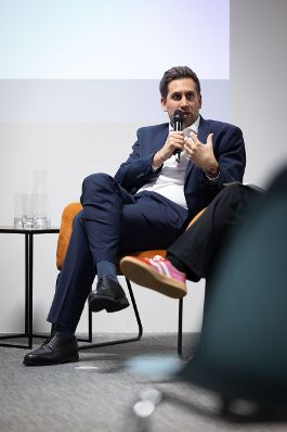 Am 16. M&auml;rz 2026 nahm Staatssekret&auml;r Alexander Pr&ouml;ll (im Bild) an der Podiumsdiskussion "She shapes AI" teil.