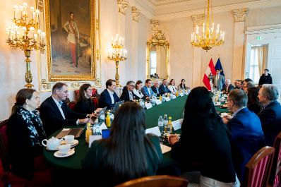 Am 17. M&auml;rz 2026 gab Staatssekret&auml;r Alexander Pr&ouml;ll (7.v.l.) ein Pressegespr&auml;ch zum Thema &bdquo;ID Austria Wirtschaftsjahr&ldquo;. Im Bild beim Roundtable.